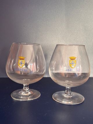 Vasos y copas de cristal de diferentes marcas