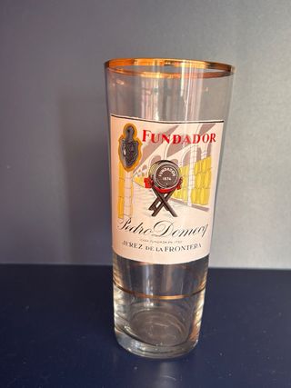 Vasos y copas de cristal de diferentes marcas