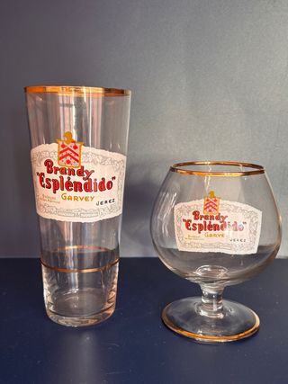 Vasos y copas de cristal de diferentes marcas