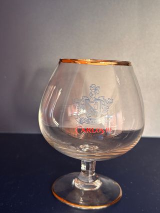 Vasos y copas de cristal de diferentes marcas