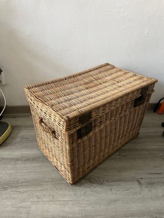 Baúl de mimbre con detalles metálicos