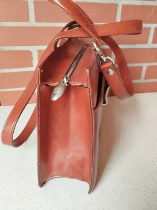 Bolso de piel con bandolera