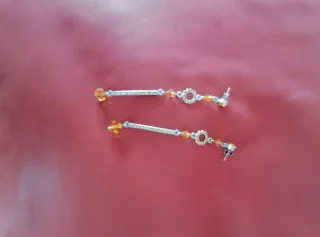 Pendientes largos con abalorios naranjas