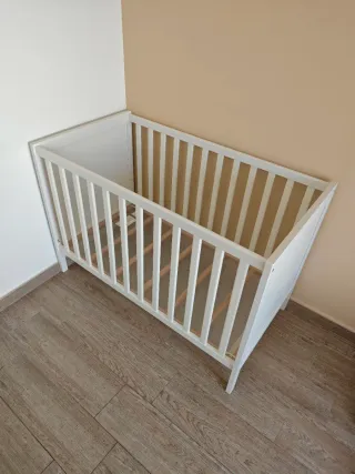 Cuna de bebé blanca