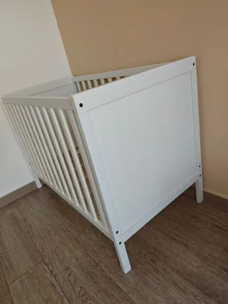 Cuna de bebé blanca