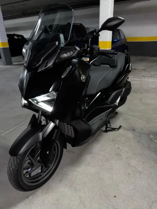 Yamaha XMAX 300 Tech MAX 2024 12600km. Negociable