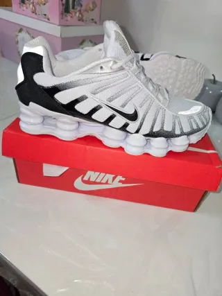 Zapatillas Nike Shox Blancas y Negras