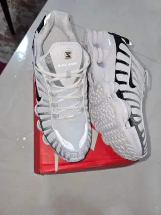 Zapatillas Nike Shox Blancas y Negras