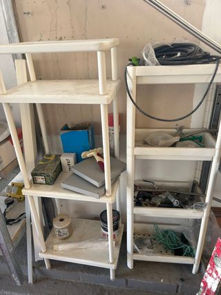 2 Estanterías Blancas (Metal y Plástico)