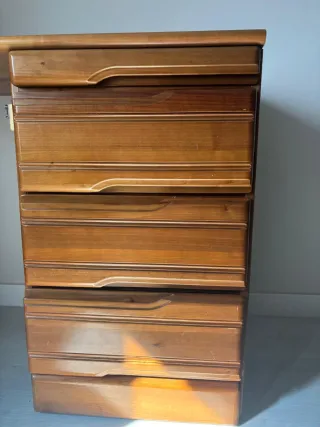 Escritorio de madera con estantería