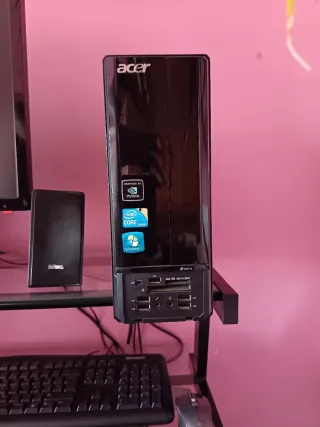 Ordenador Acer con Pantalla, Teclado, Webcam, mesa