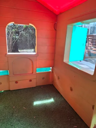 Casa de juguete para jardín con taburetes y silla