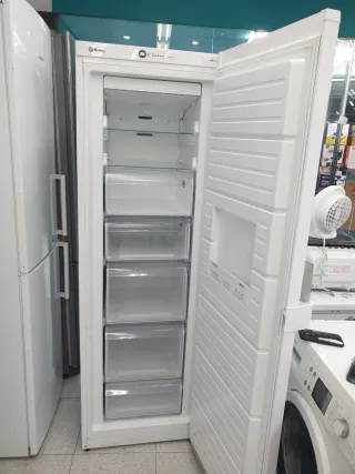 Congelador vertical Balay 1.85m con garantía