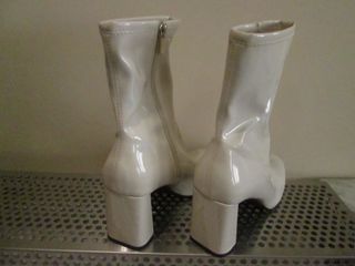 BOTINES DE CHAROL CON TACON Nº 39 MARCA BERSHKA