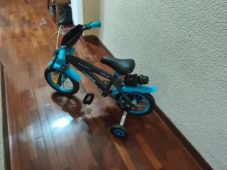 Bicicleta infantil con ruedines