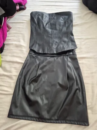 Conjunto top y falda cuero negro