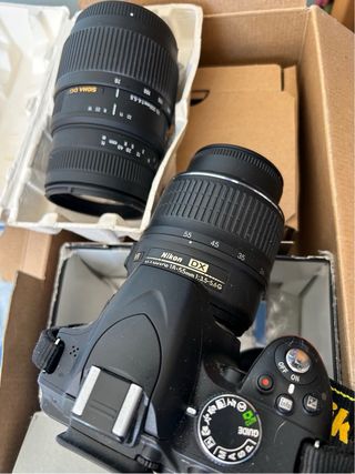 Fotocamera reflex digitale Nikon DX con obiettivo Sigma