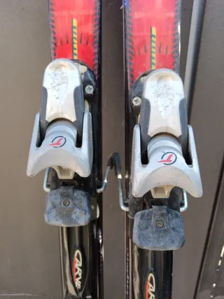 Esquís con fijaciones Tyrolia