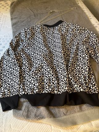Chaqueta bomber estampada. T pone M pero da una Xl