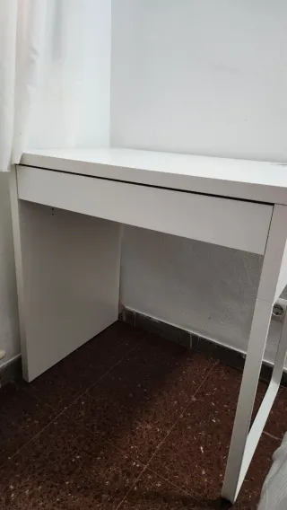 Escritorio y silla de estudio blanca