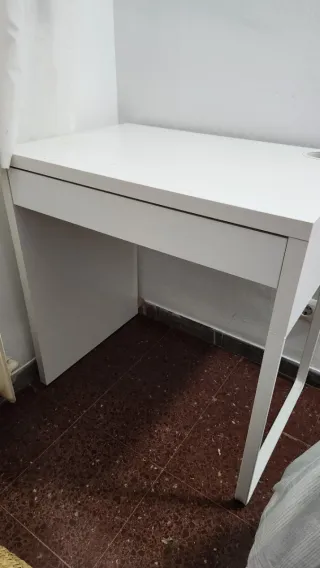 Escritorio y silla de estudio blanca