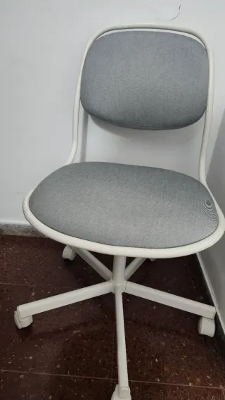 Escritorio y silla de estudio blanca