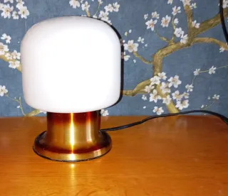 Lámpara vintage de mesa dorada y blanca.