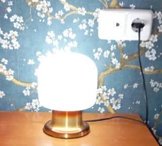 Lámpara vintage de mesa dorada y blanca.