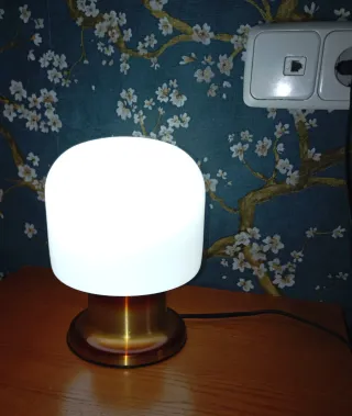 Lámpara vintage de mesa dorada y blanca.