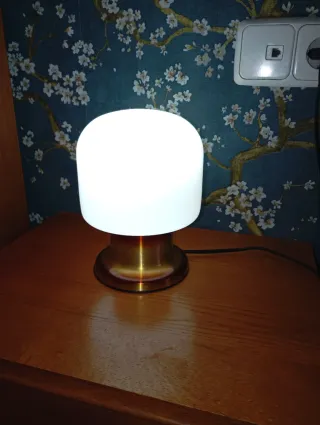 Lámpara vintage de mesa dorada y blanca.