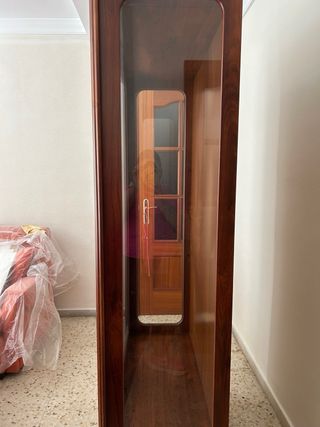 Mueble de salón de madera y cristal