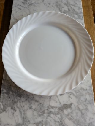 Bandeja redonda de porcelana blanca