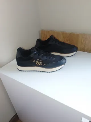 Zapatillas Gant Negras y Doradas