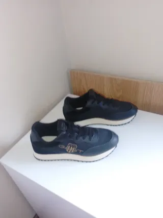 Zapatillas Gant Negras y Doradas