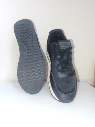 Zapatillas Gant Negras y Doradas
