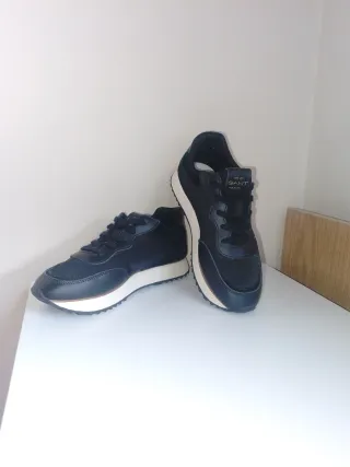 Zapatillas Gant Negras y Doradas