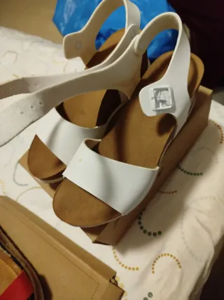 Sandalias blancas de cuña