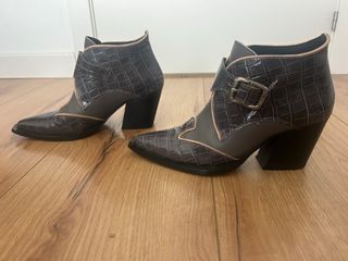 Botines elegantes grises y marrones