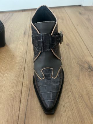 Botines elegantes grises y marrones