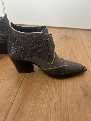 Botines elegantes grises y marrones