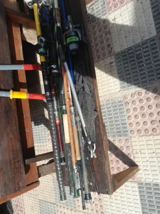 Tijeras de podar y cañas de pescar