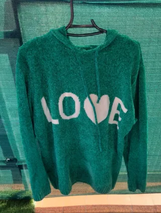 Jersey verde con palabra LOVE