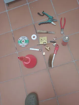 Herramientas varias: alicates, tijeras, formón