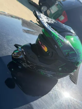 Casco de moto verde y negro