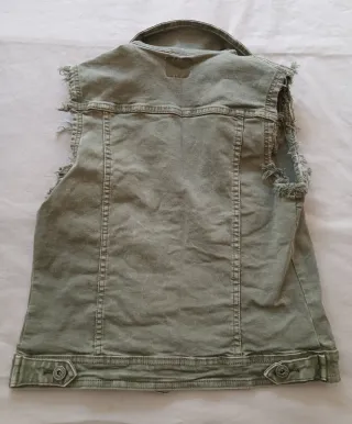Chaleco vaquero verde pone talla L pero es S