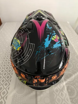 Casco de moto KTM con gafas