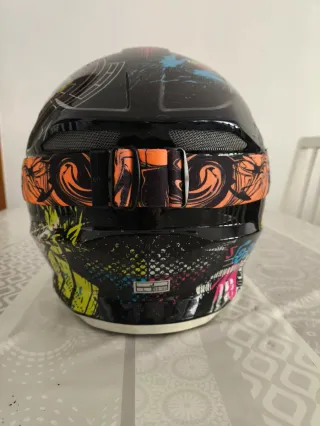 Casco de moto KTM con gafas