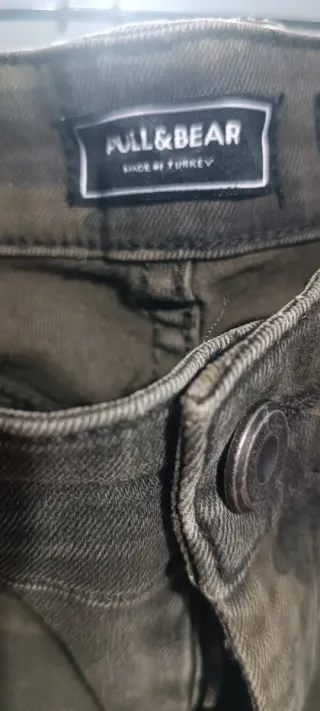 Pantalón vaquero camuflaje Pull&Bear.-