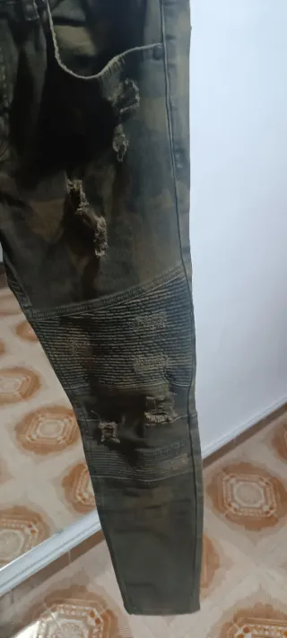 Pantalón vaquero camuflaje Pull&Bear.-