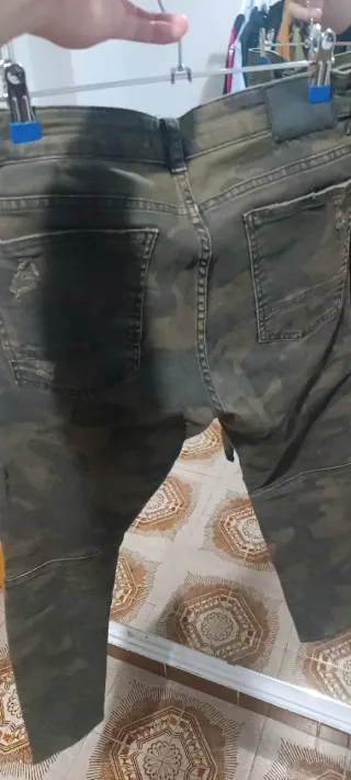 Pantalón vaquero camuflaje Pull&Bear.-